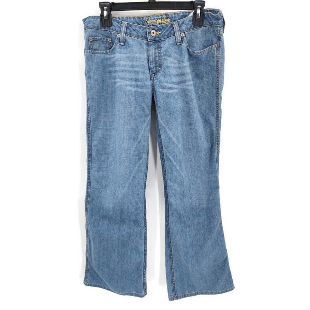 American Eagle light wash boyfriend style low rise jeans in size 8